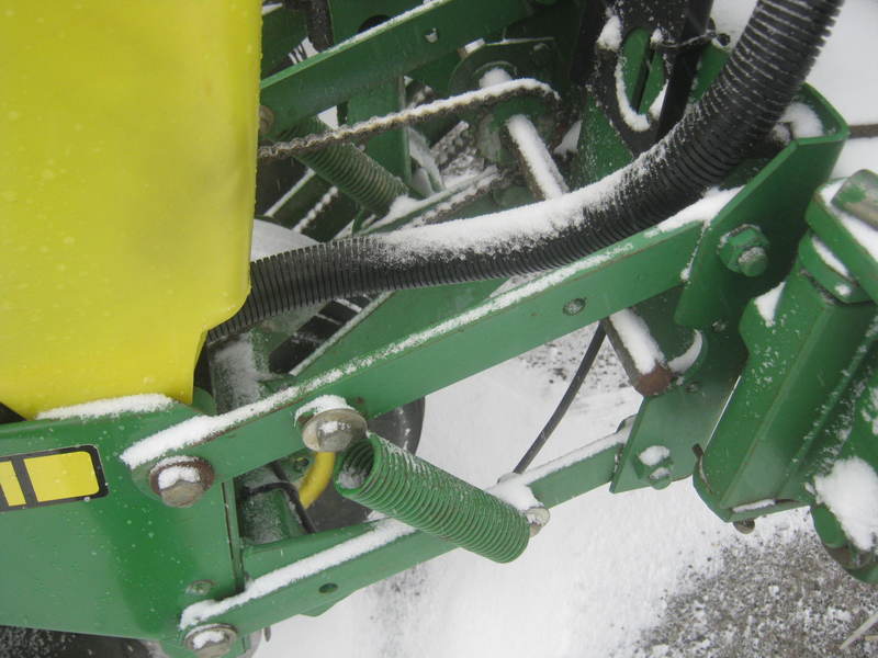 Planting Equipment  John Deere 7200 Planter Photo